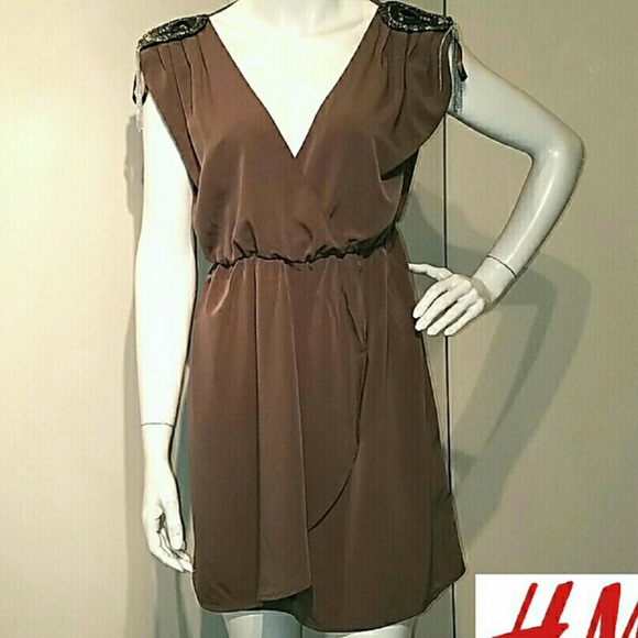 Embellished taupe dress with epaulettes - Picture 3 of 6